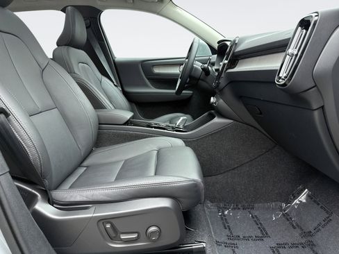 Used 2025 Volvo XC40 B5 Plus AWD/4WD image 17