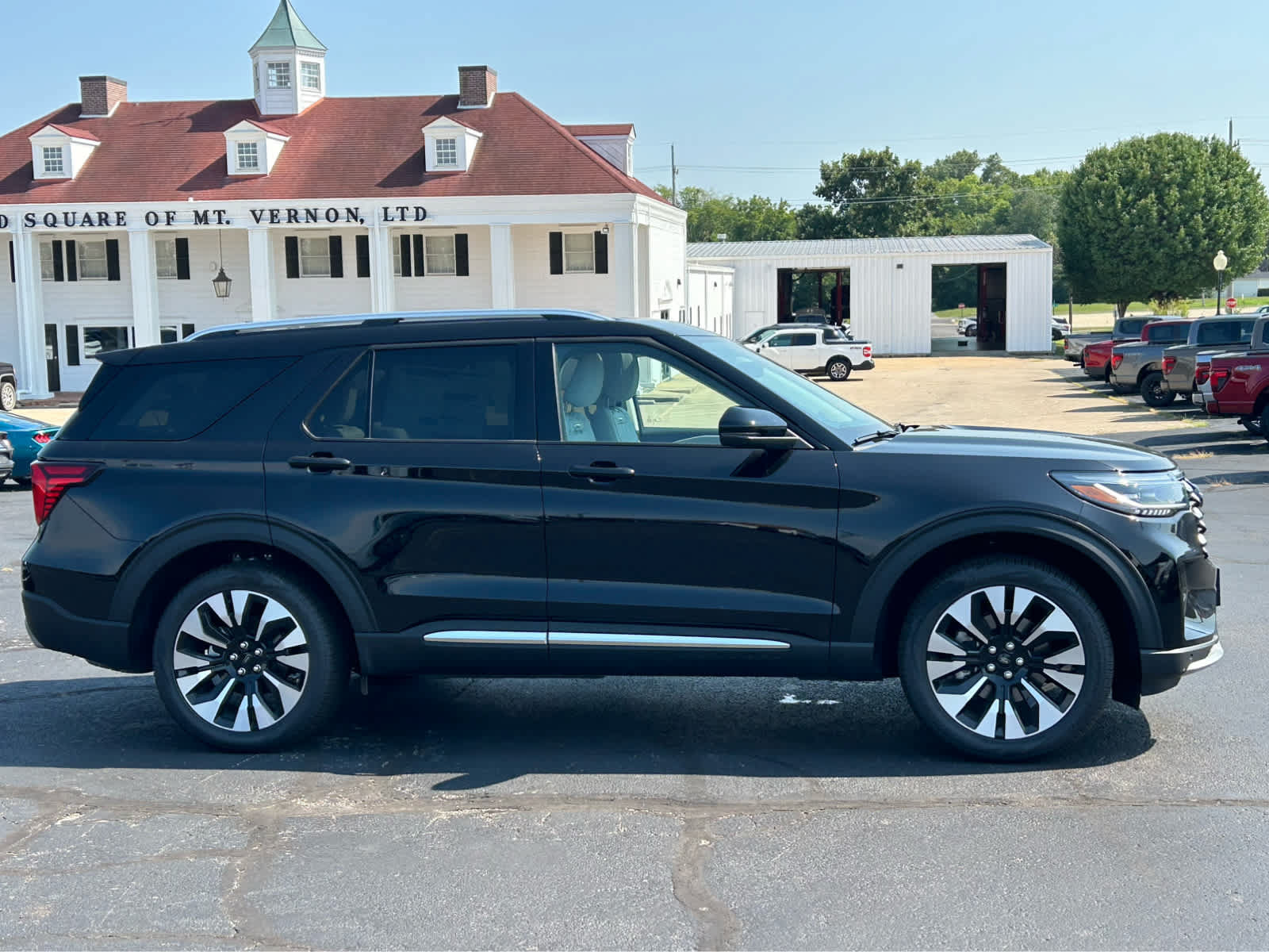 New 2026 Ford Explorer Platinum w/ LUX Leather Package AWD/4WD image 3