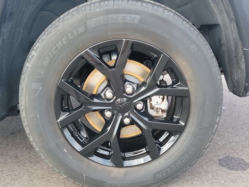 Used 2024 Jeep Grand Cherokee Altitude RWD image 12