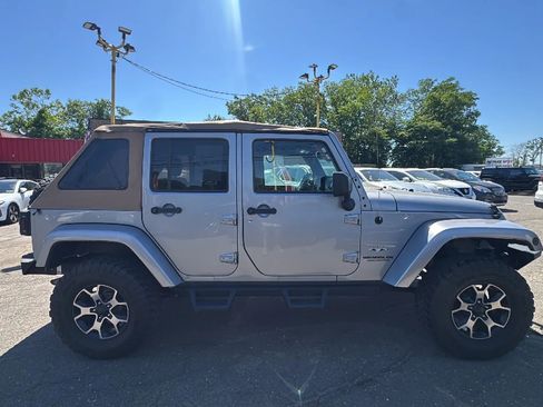 Used 2016 Jeep Wrangler Unlimited Sahara w/ Dual Top Group AWD/4WD image 4