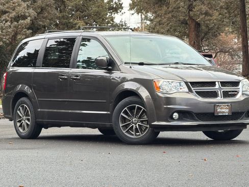 Used 2017 Dodge Grand Caravan SXT image 2
