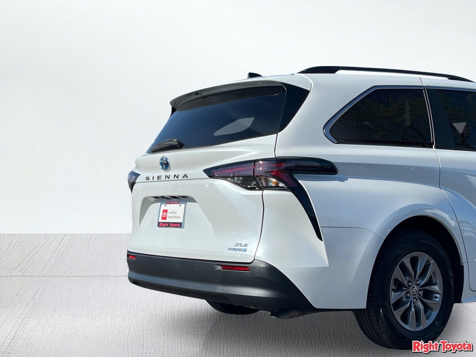 Certified 2024 Toyota Sienna XLE FWD image 12