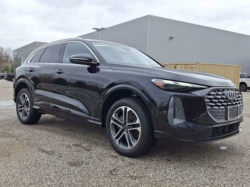 Used 2025 Audi Q5 2.0T Premium w/ Convenience Package image 3