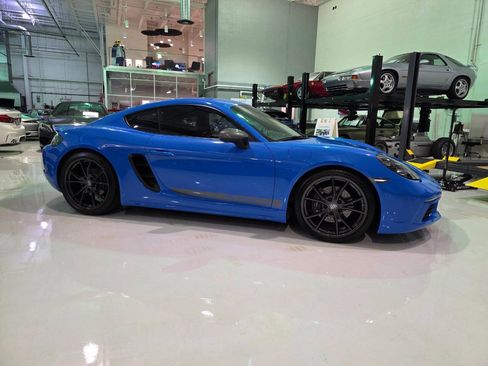 Used 2023 Porsche 718 Cayman w/ Premium Package RWD image 4
