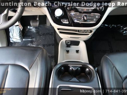 Used 2023 Chrysler Pacifica Touring-L image 13