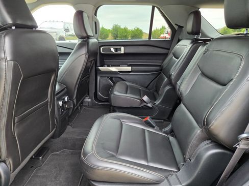 Used 2022 Ford Explorer XLT w/ Equipment Group 202A AWD/4WD image 14