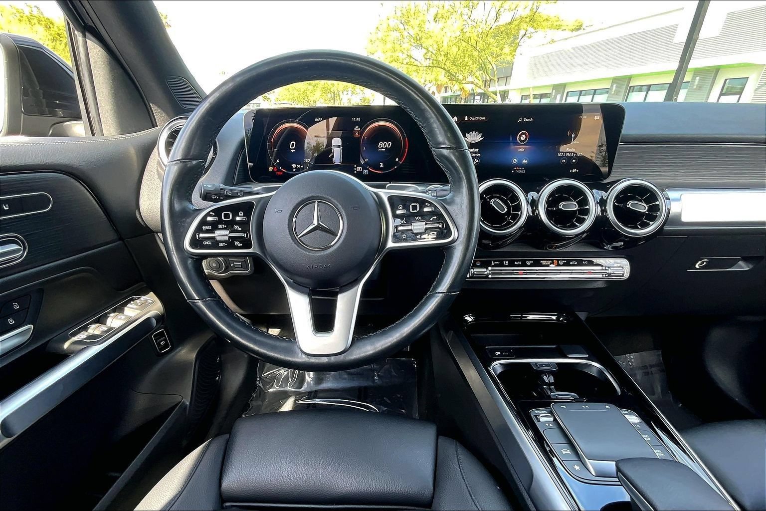 Used 2023 Mercedes-Benz GLB 250 4MATIC w/ Premium Package image 7