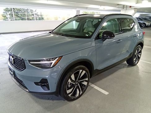 Used 2023 Volvo XC40 B5 Ultimate w/ Protection Package Premier image 3