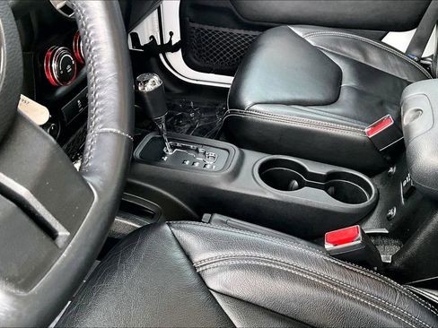 Used 2015 Jeep Wrangler Unlimited Sahara w/ Connectivity Group image 17