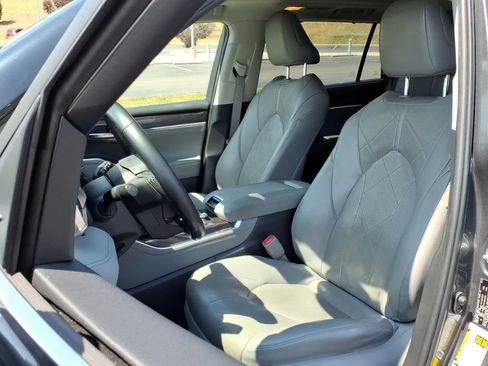 Used 2022 Toyota Highlander Platinum AWD/4WD image 2