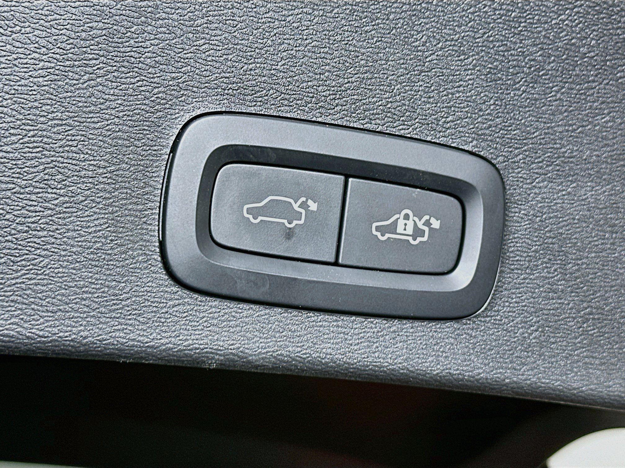 Used 2024 Volvo XC40 Recharge Plus w/ Protection Package Premier RWD image 29