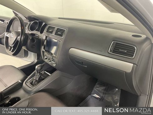 Used 2017 Volkswagen Jetta SE FWD image 32
