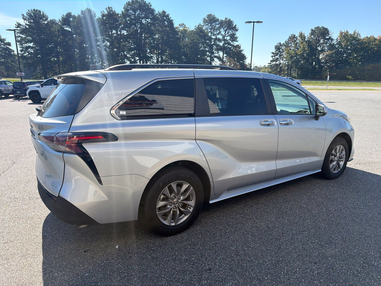 Used 2025 Toyota Sienna XLE FWD image 10
