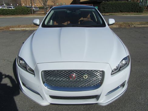 Used 2017 Jaguar XJ R-Sport image 6