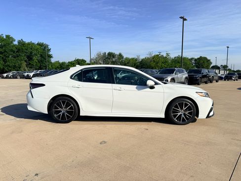Used 2022 Toyota Camry SE FWD image 4