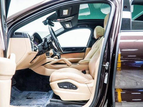 Used 2023 Porsche Cayenne Coupe image 40