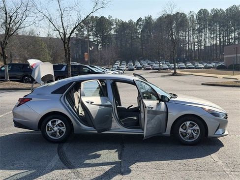 Used 2021 Hyundai Elantra SE image 12