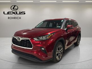 Used 2020 Toyota Highlander XLE AWD/4WD video 1