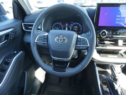 New 2026 Toyota Highlander Limited image 17