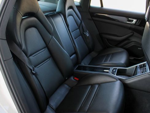 Used 2020 Porsche Panamera image 24
