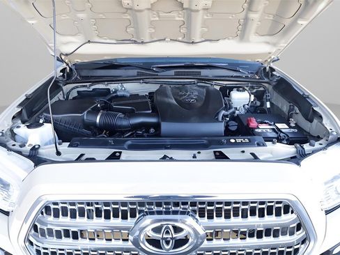 Used 2017 Toyota Tacoma TRD Off-Road image 9