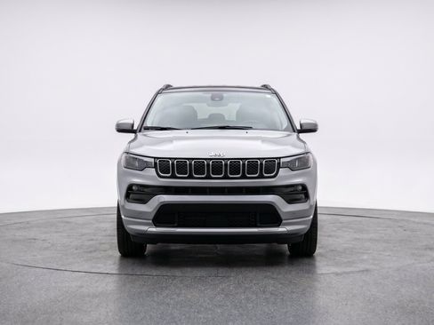 Used 2025 Jeep Compass Limited AWD/4WD image 2