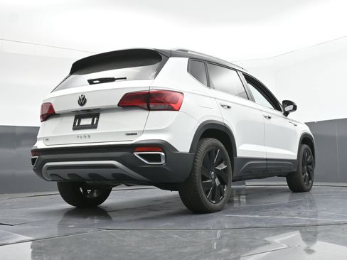 Used 2024 Volkswagen Taos SE w/ Panoramic Sunroof Package image 28