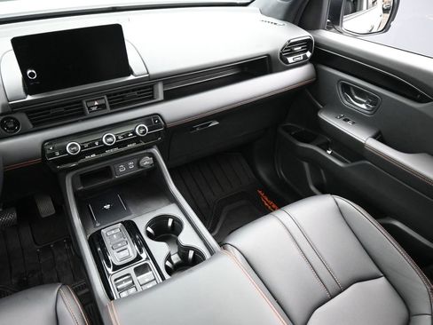 Used 2025 Honda Pilot TrailSport image 14