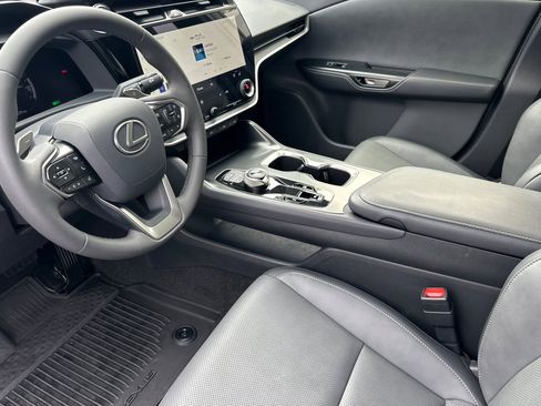 Used 2025 Lexus RZ 300e image 7