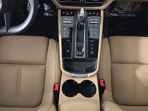 Certified 2022 Porsche Macan AWD/4WD image 22