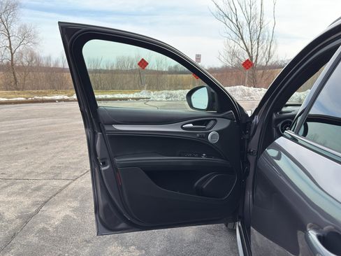 Used 2024 Alfa Romeo Stelvio Ti image 11