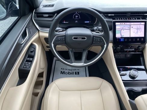 Used 2025 Jeep Grand Cherokee Limited image 35