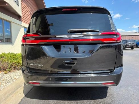 Used 2024 Chrysler Pacifica Touring-L FWD image 11