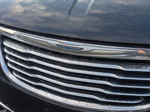 Used 2014 Chrysler Town & Country Touring image 11