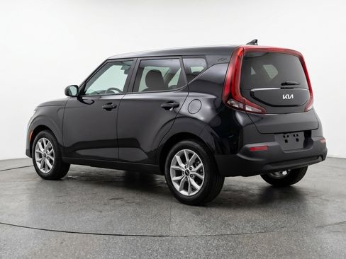 Used 2025 Kia Soul LX w/ LX Technology Package FWD image 5