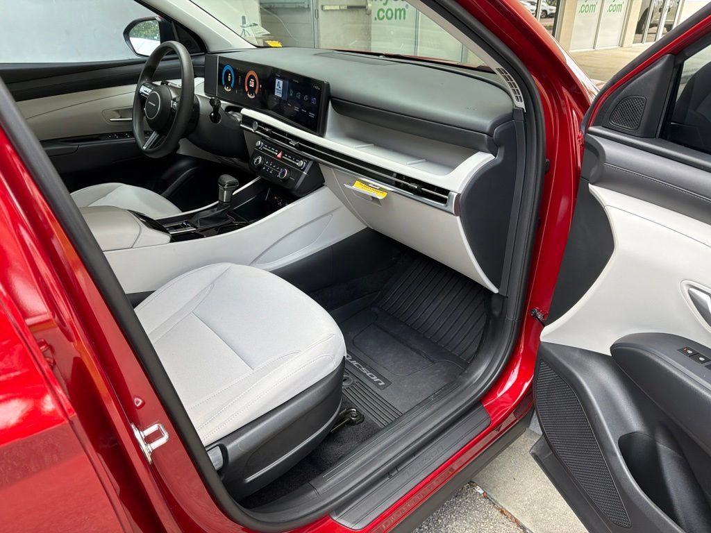 Used 2025 Hyundai Tucson SE FWD image 31