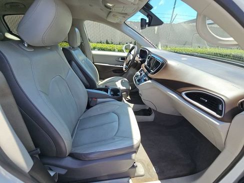 Used 2019 Chrysler Pacifica Touring-L FWD image 6