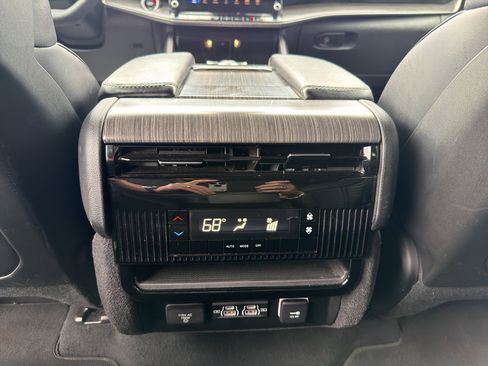 Used 2024 Jeep Wagoneer Series II w/ Flexible Seating Group RWD image 15