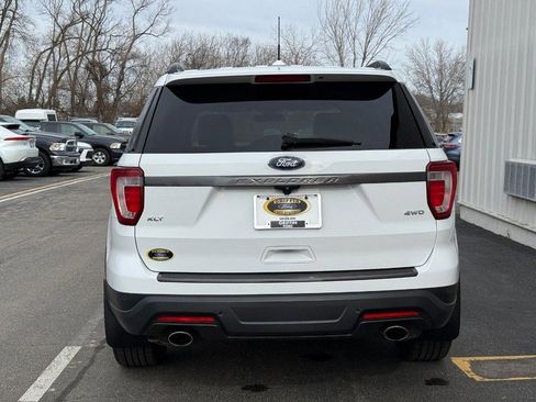 Used 2018 Ford Explorer XLT w/ XLT Appearance Package image 4