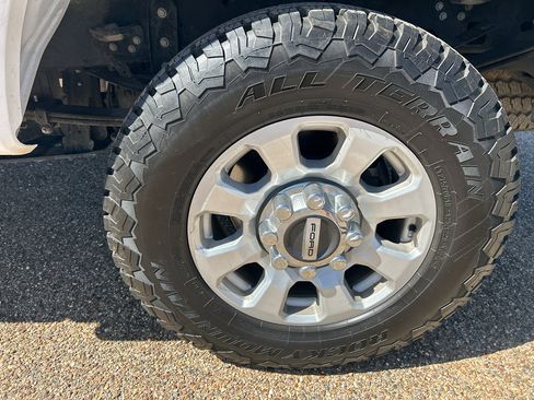 Used 2024 Ford F250 XLT w/ FX4 Off-Road Package AWD/4WD image 9