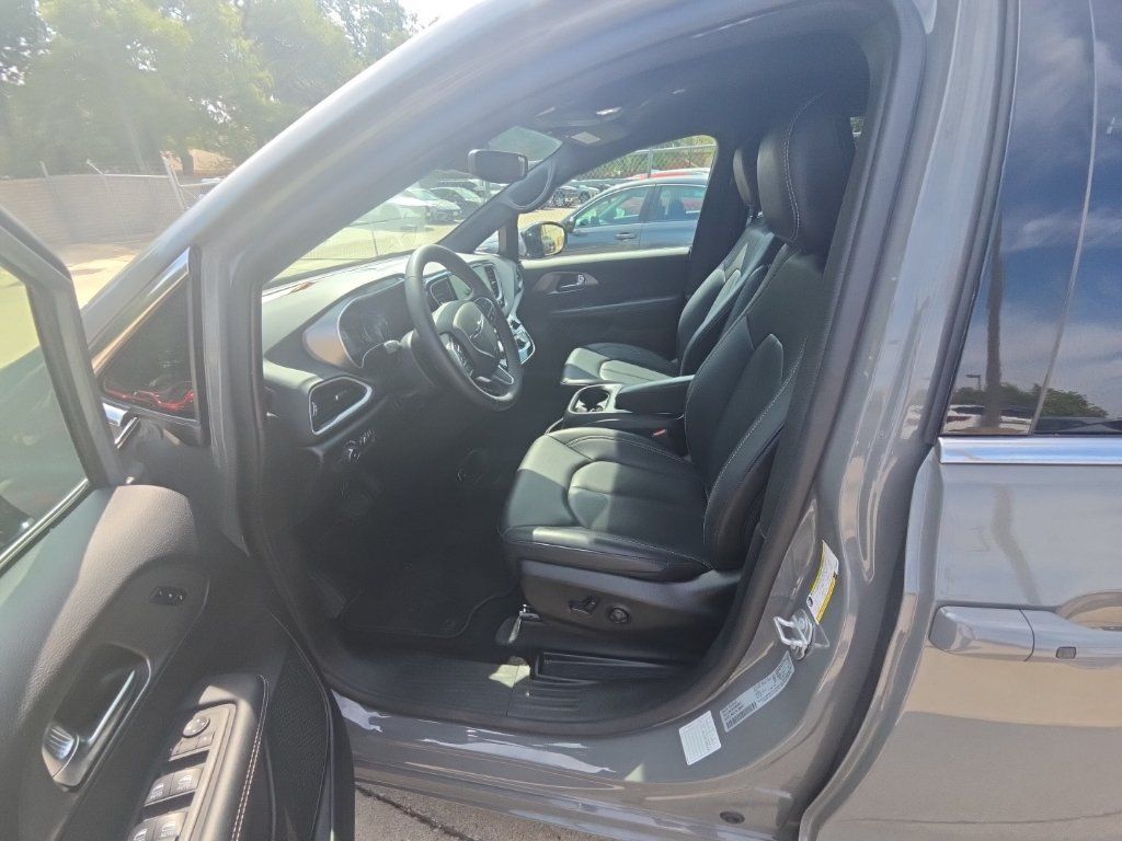 Used 2025 Chrysler Pacifica Select FWD image 2