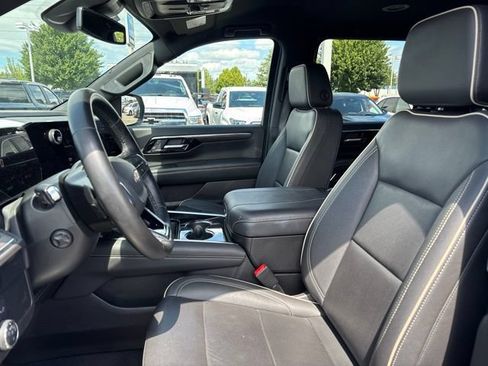 Used 2025 Chevrolet Suburban Premier AWD/4WD image 9