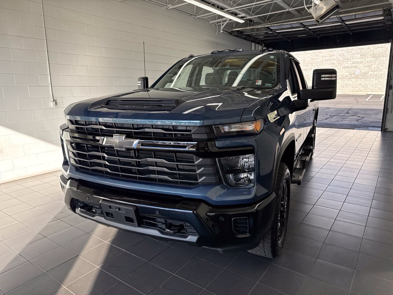 Used 2025 Chevrolet Silverado 2500 Custom w/ Custom Value Package AWD/4WD image 3