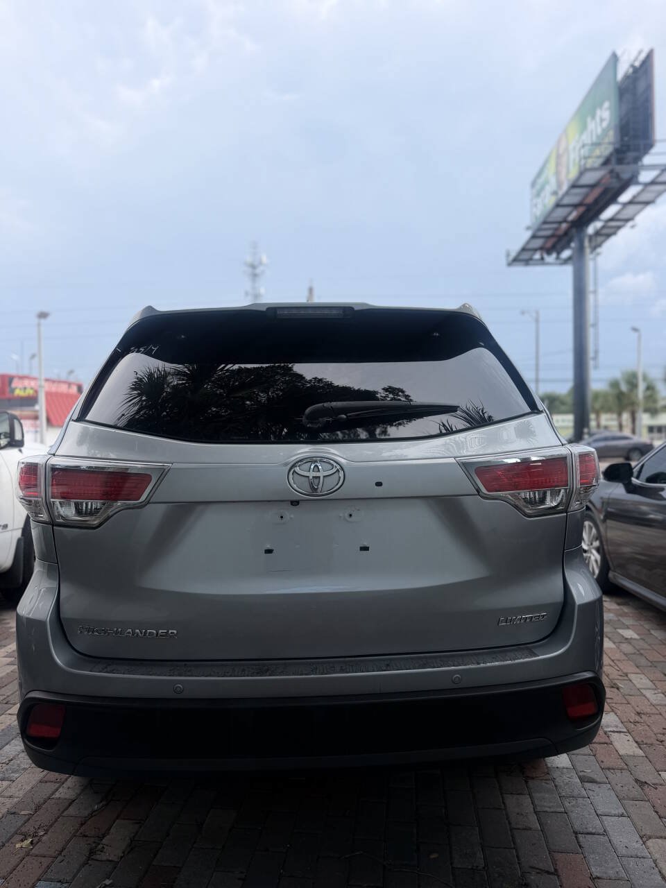 Used 2016 Toyota Highlander Limited w/ Driver Technology Package FWD image 7