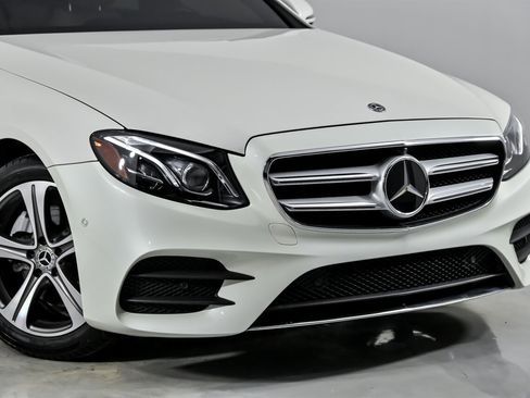 Used 2019 Mercedes-Benz E 300 4MATIC image 2