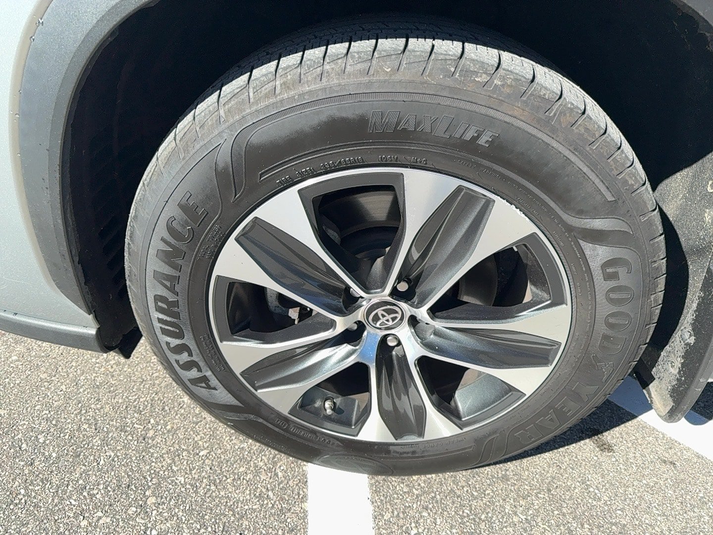 Used 2020 Toyota Highlander XLE AWD/4WD image 12