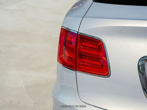 Used 2017 Bentley Bentayga image 70