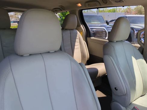 Used 2014 Toyota Sienna XLE image 7