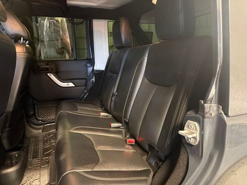 Used 2018 Jeep Wrangler Unlimited Rubicon w/ Cold Weather Group AWD/4WD image 18