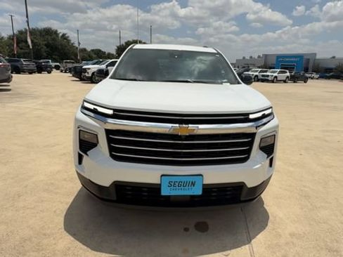 Used 2025 Chevrolet Traverse LT FWD image 3